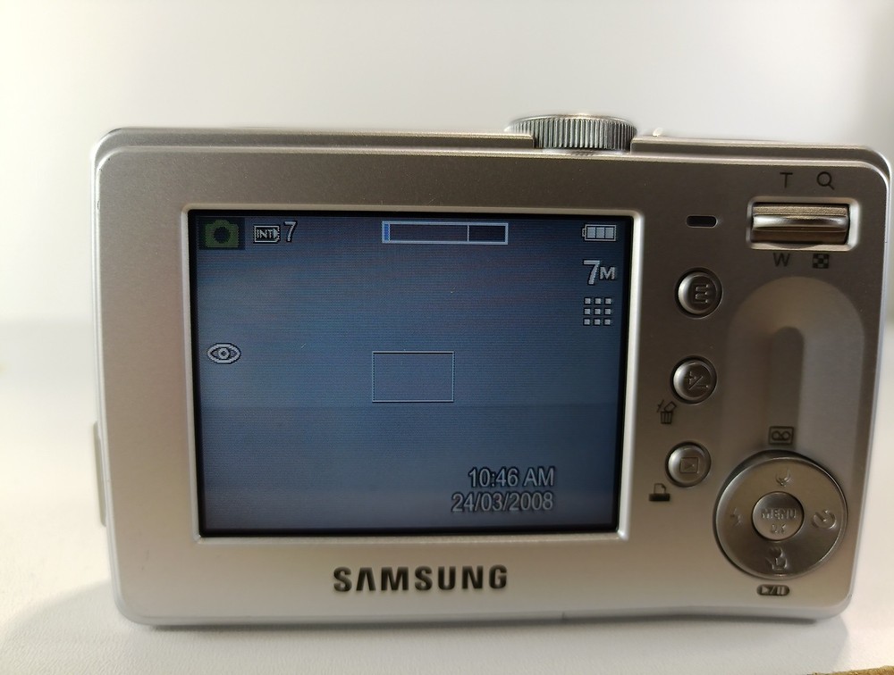 Samsung Digimax D75 7.2MP Digital Camera - Silver - Compact Digital Camera