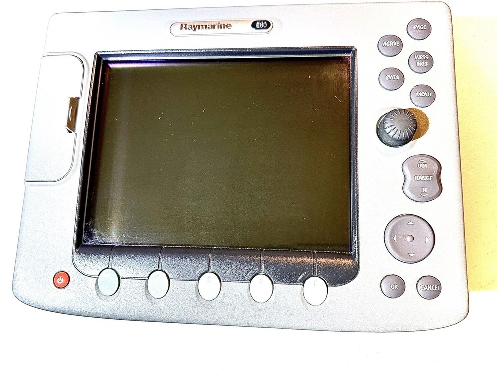 RAYMARINE E80 E02011 GPS NAVIGATION CHART PLOTTER SONAR FISHFINDER RADAR & COVER