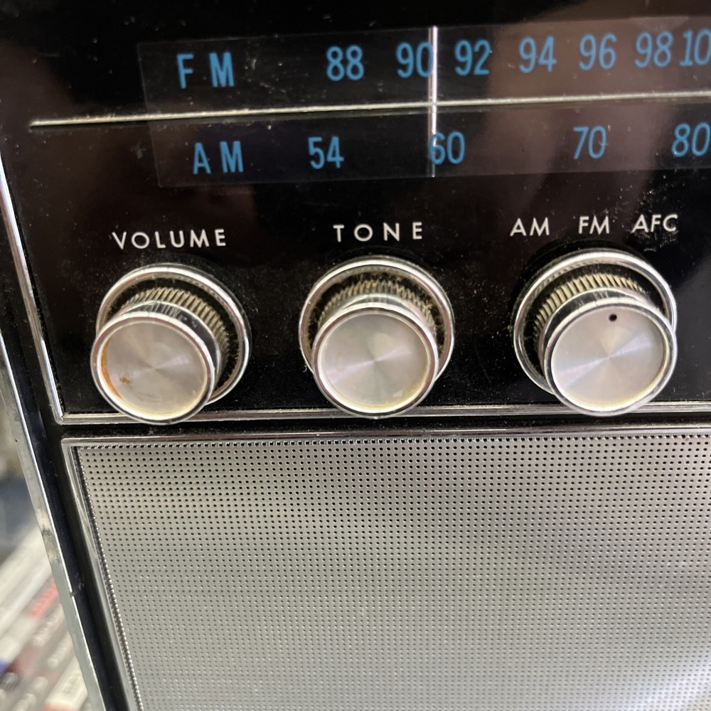 Philco 12 Transistor Solid State Model QT-96 BK Radio