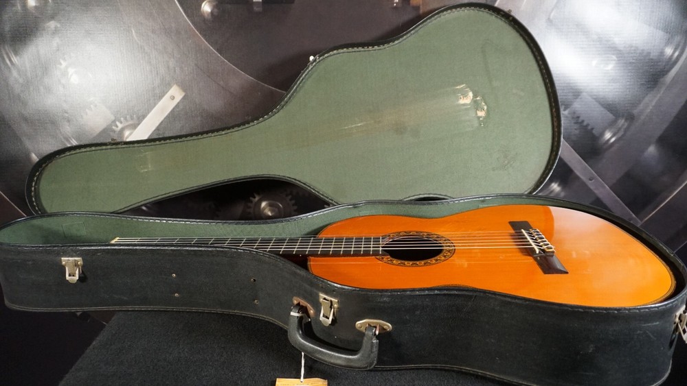 F. Himenes Modelo 300 Japan Classical Guitar w/ Chipboard Case