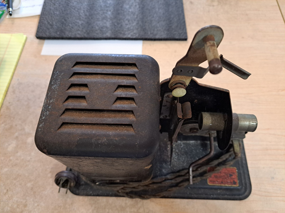 VINTAGE LINDSTROM 16MM PROJECTOR - HAND CRANK