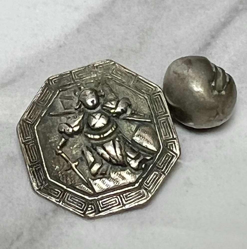 VINTAGE SAMURAI OR FIGURAL SILVER TOGGLE BUTTON Octagon shape 4.19g (Tiny hole )