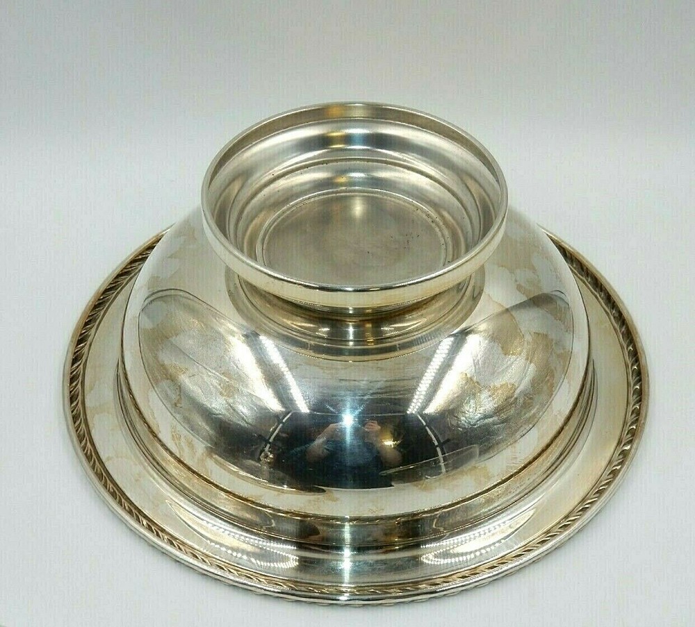 VINTAGE WM ROGERS SILVERPLATE FOOTED COVERED CASSEROLE DISH W/ PYREX INSERT