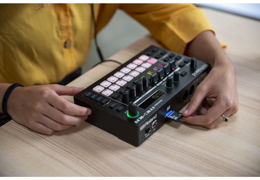 Roland MC-101 Groovebox