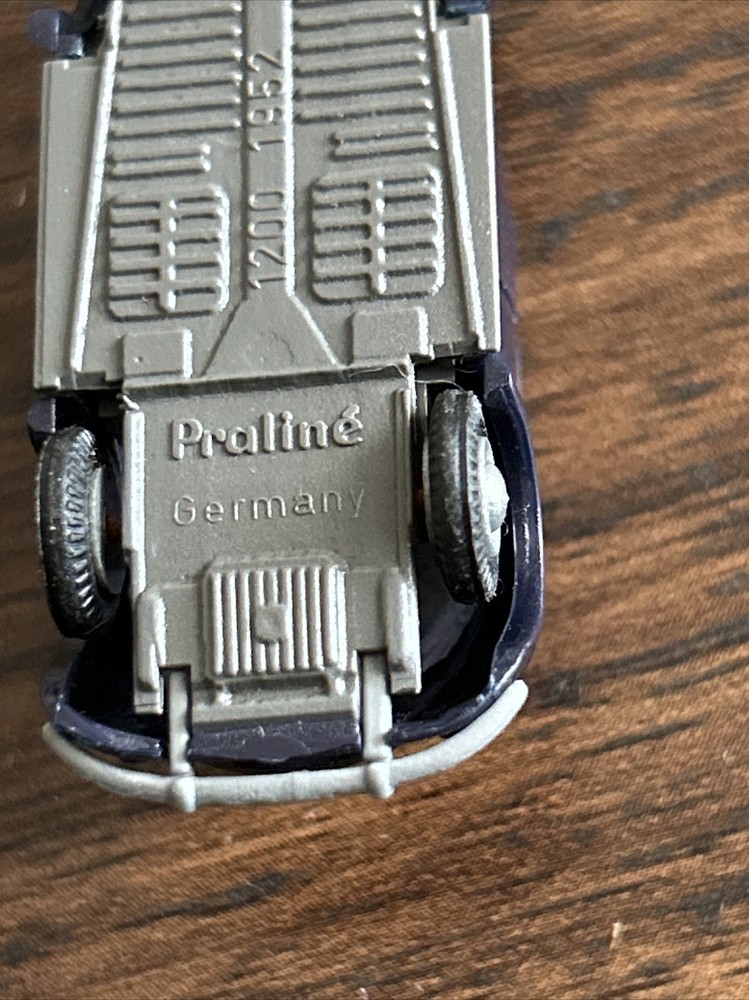 PRALINE PLASTIC VW VOLKSWAGEN BEETLE BLUE