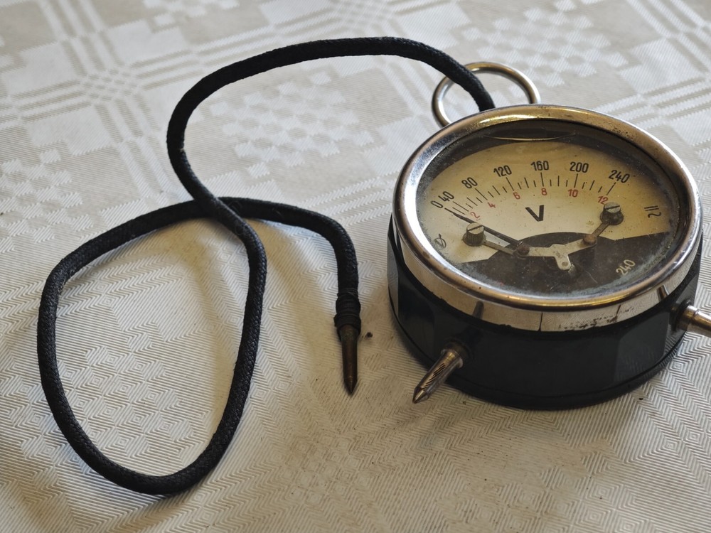 ORIGINAL WWII German Bakelite Battery Tester Voltmeter