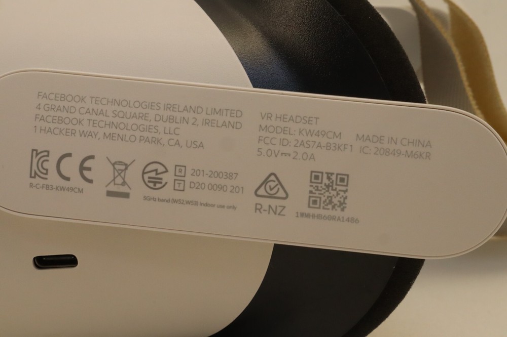 Meta Quest 2 - 128gb - Headset, Controllers, Charging Cable