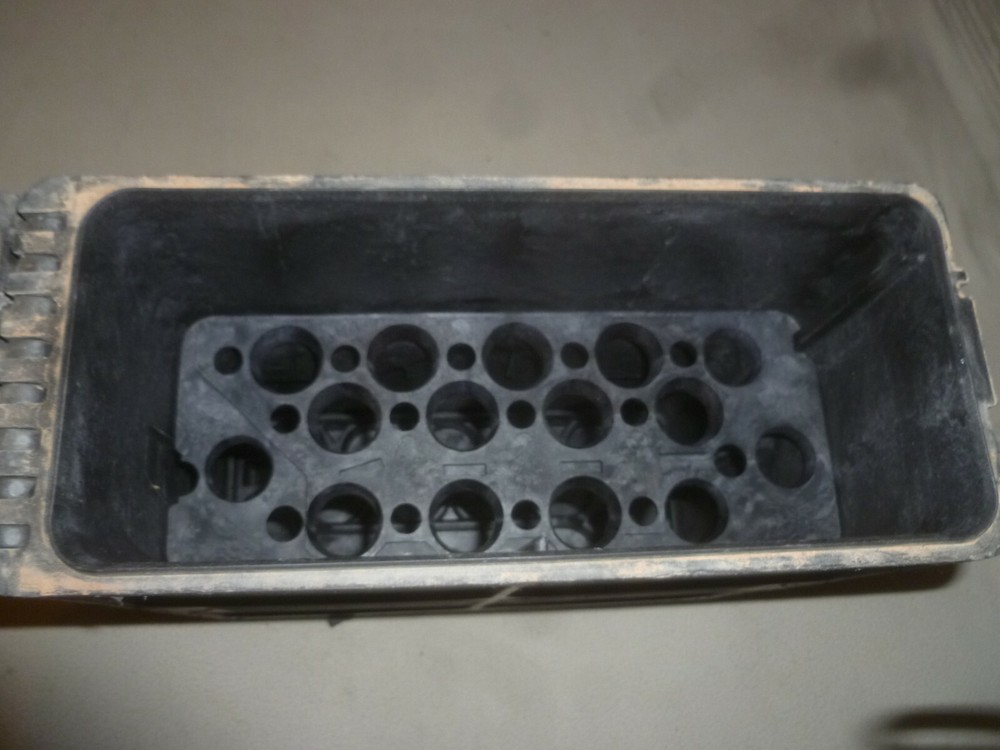 EMPTY MILITARY AMMO SHELL M910 STORAGE CASE 25MM HARDCASE 30 CARTRIDGES LINKED