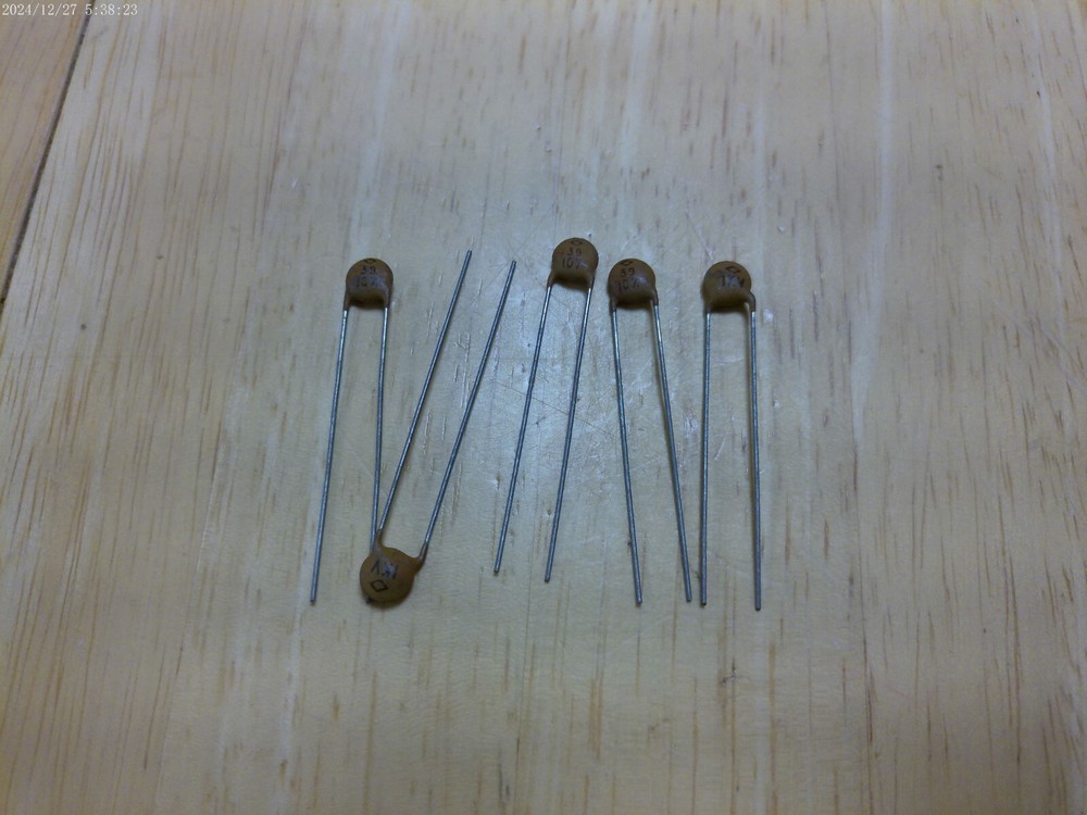 LOT/5 CERAMIC DISC CAPACITORS 1KV 39 PF,NOS
