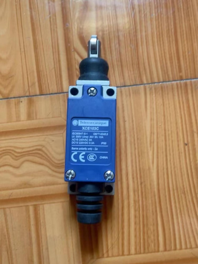 1PC New Schneider XCE103C Limit Switch Brand Ship