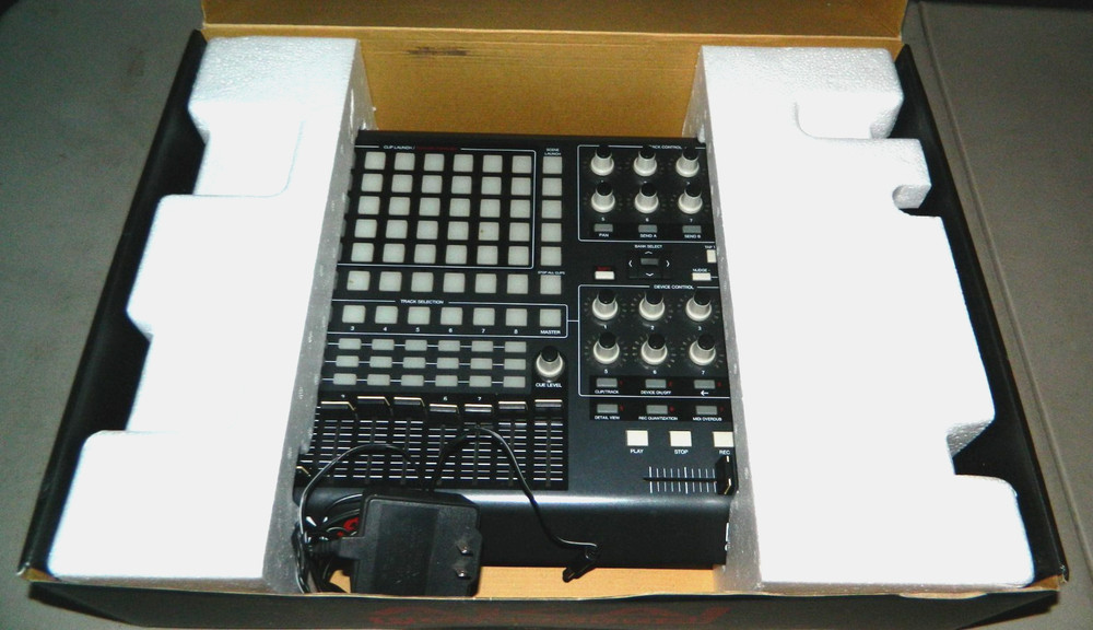 AKAI APC40 Ableton LIVE USB MIDI Controller W/Box + Adapter Tested Works