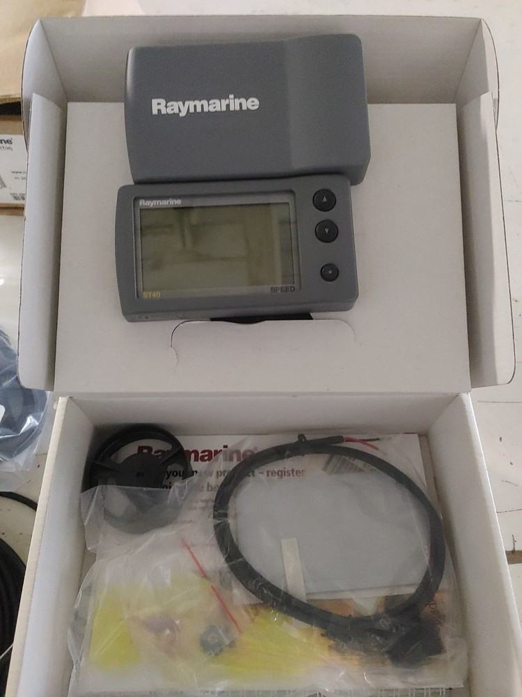 Raymarine E22037 With E26008