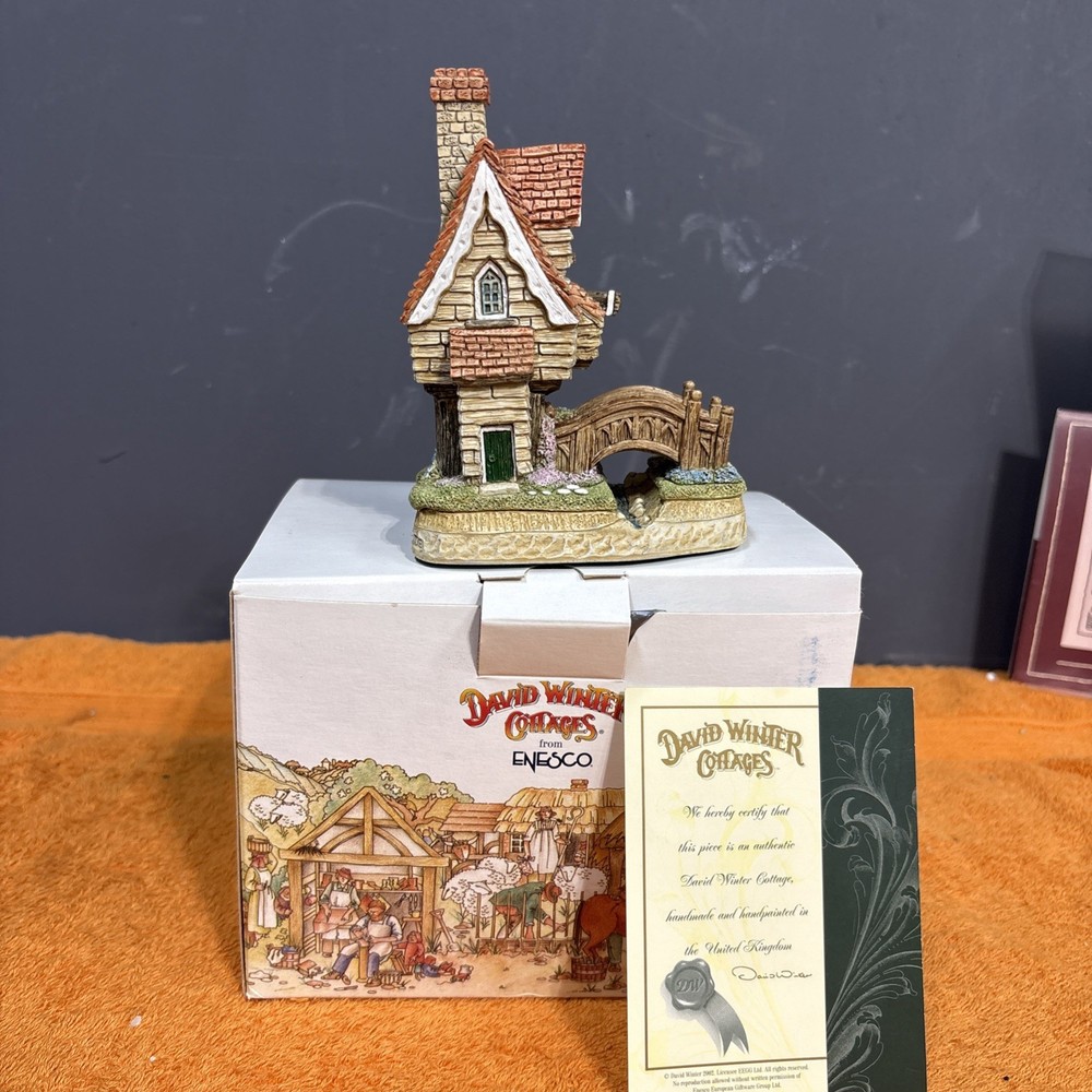 19-8-David Winter "Cedar Span" 2002 Guild  Box/COA