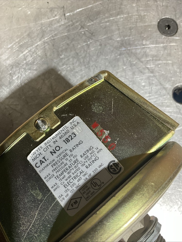DWYER MODEL 1823 DIFFERENTIAL PRESSURE SWITCH