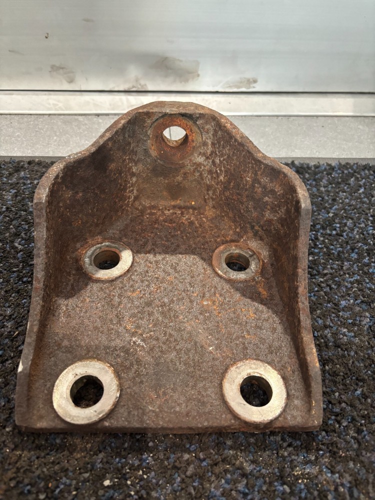 International OEM Rear Engine Mounting Bracket for Cummins Engine 1664760C5