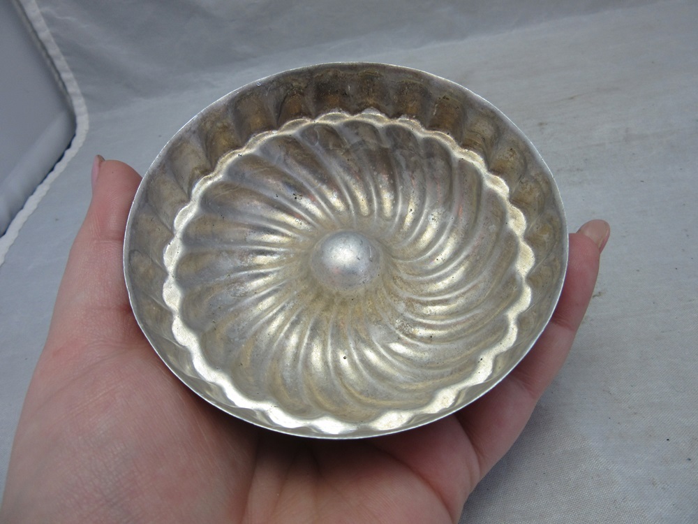 Mini vintage bunt cake pan. mold