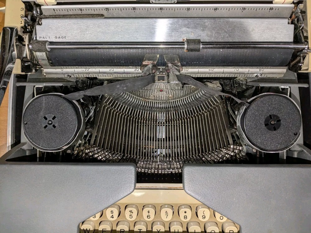 Smith Corona Electra 110 Electric Typewriter w/Case *Flaws* Read Description