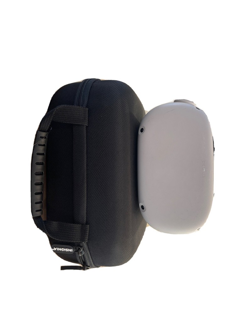 Oculus Quest 2 Carrying Case( BRAND NEW)
