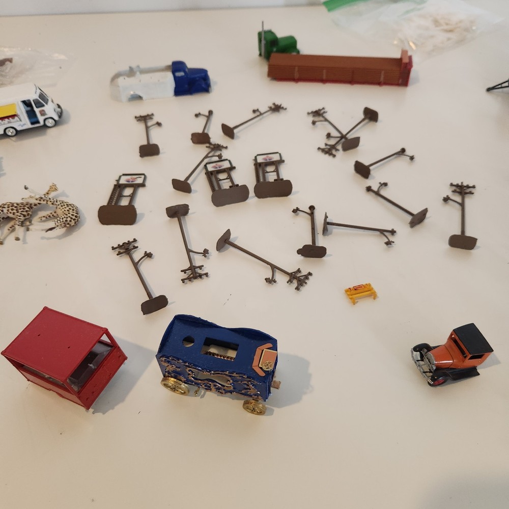 HO Train Scale Model Vehicle and Accessory Lot