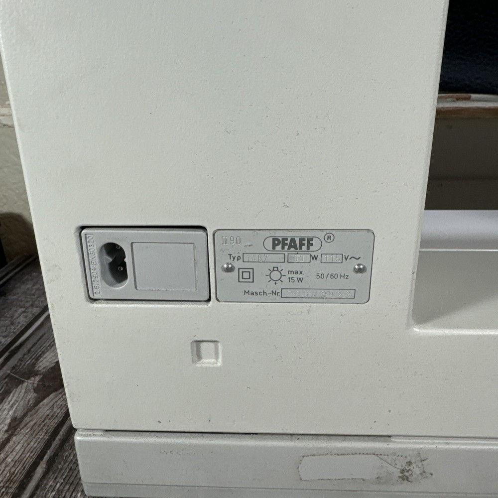 PFAFF Creative 1467 Sewing Machine W/ Pedal, Case