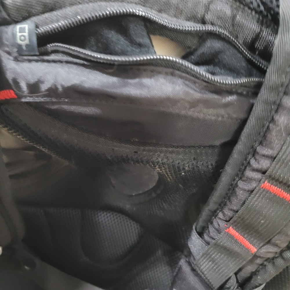OAKLEY UTILITY WHITE DESIGN BACKPACK PRE OWNED GOOD