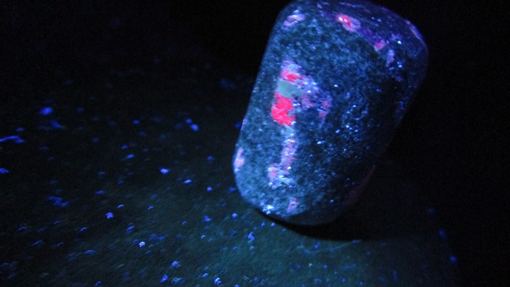 Natural Longwave Fluorescent Mineral Rock Ruby O76