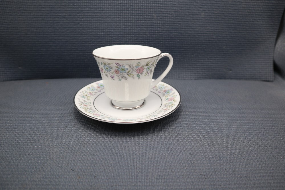 Noritake Dinnerware Blythe 2037 Pattern Cup & Saucer Set