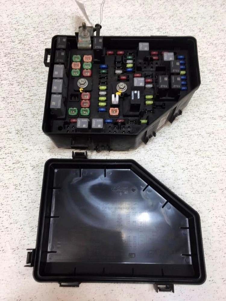 2013-2014 GMC Acadia Engine Fuse Box Assembly OEM