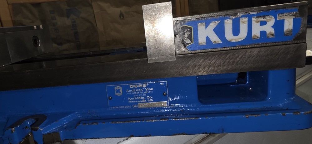 KURT ANGLOCK 6" MILLING MACHINE VISE w/ JAWS & HANDLE - #D688