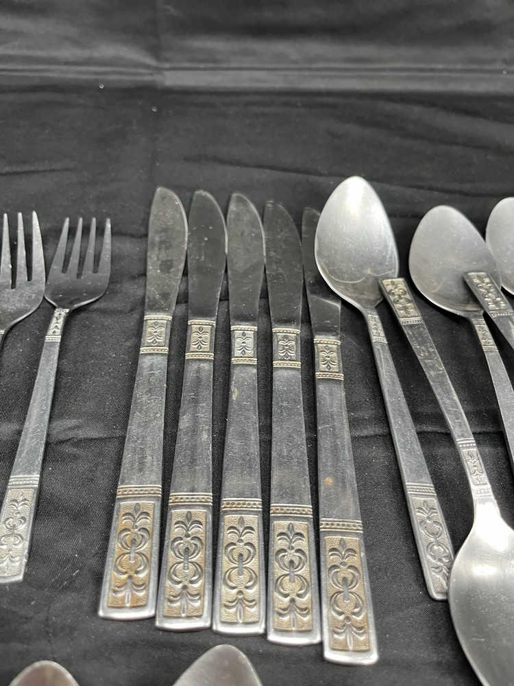 Customcraft Stainless CUS3 Fleur De Lis Flatware Taiwan Spoon Fork Knives 25 PCs