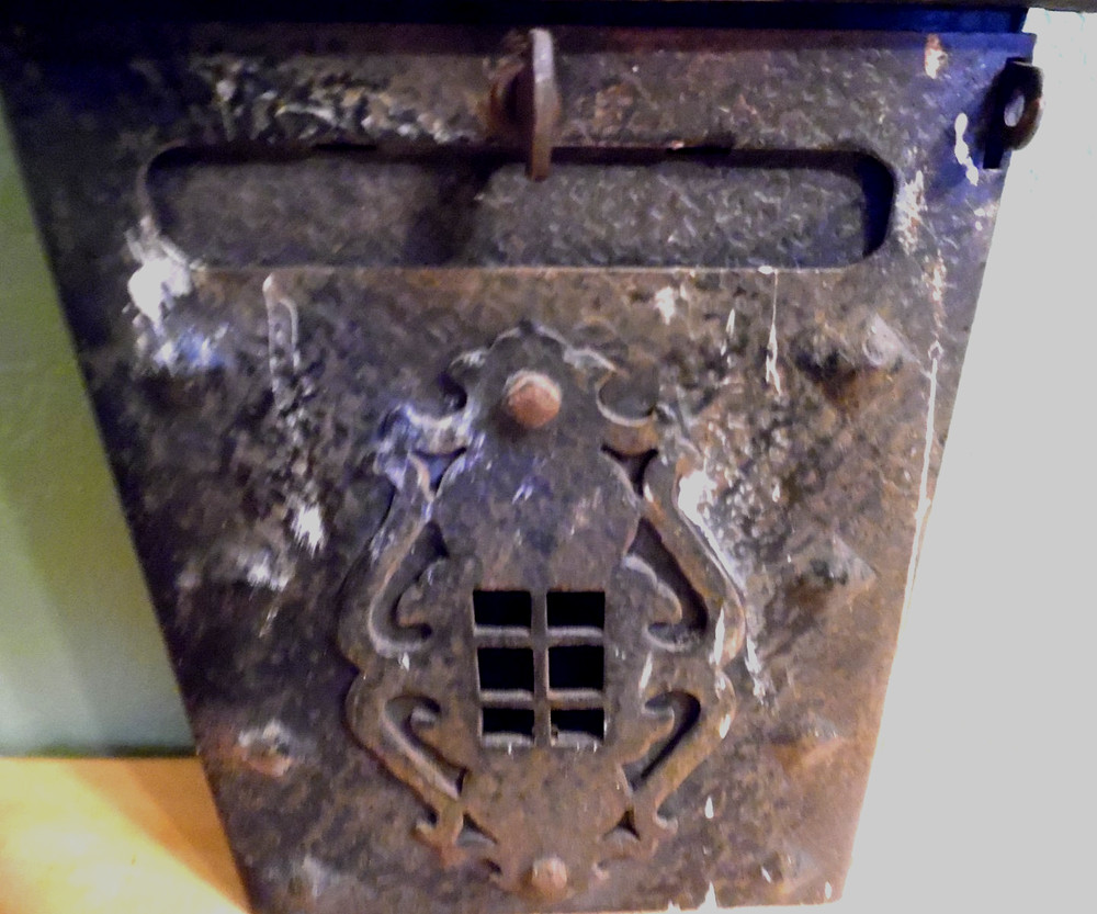 VINTAGE DECORATIVE CAST IRON WALL MOUNT LOCKABLE MAIL BOX