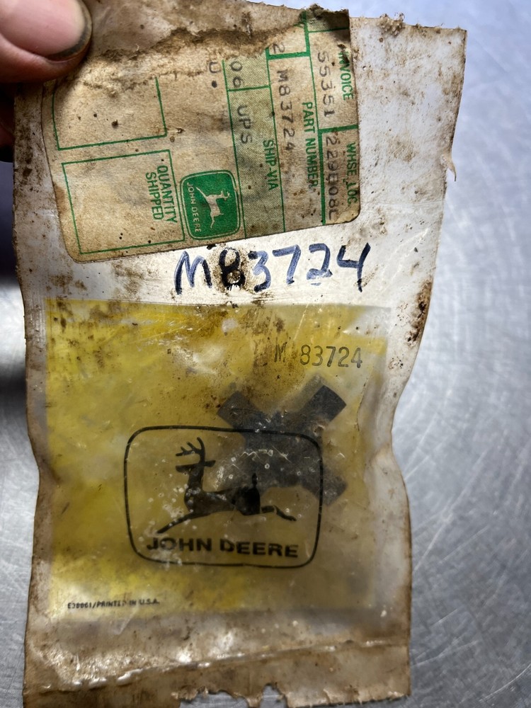 M83724 OEM John Deere Rubber SPIDER