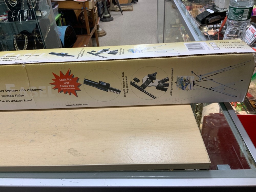 student field easel model #13152 Black - NIB