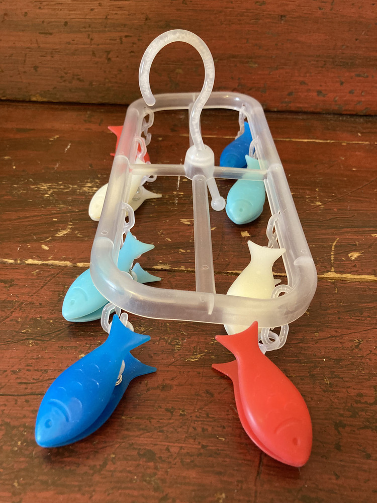 Laundry Hanger Drying Rack with 8 Clips shaped as fishes