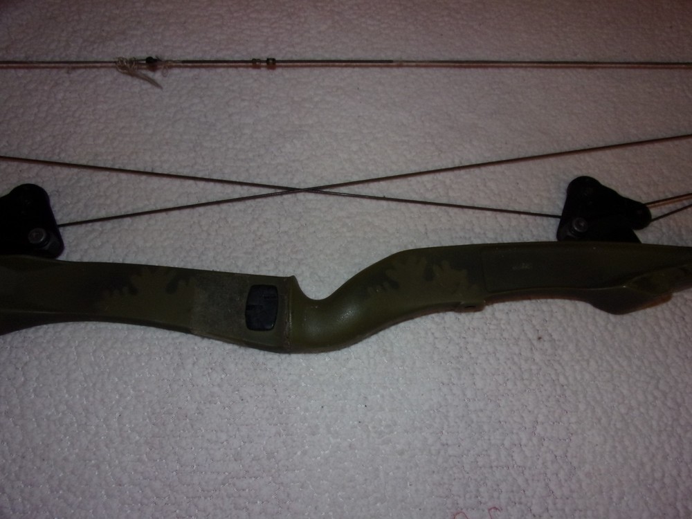 Bear Whitetail Hunter Vintage Green Camouflage Compound Bow