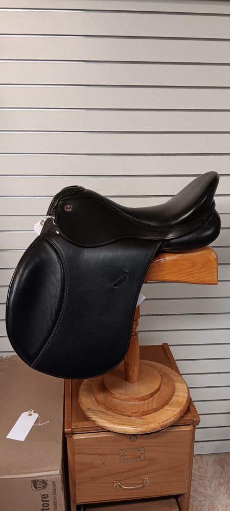 Kieffer Aachen 17" Jump Saddle Black