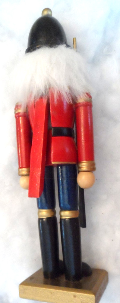 Christmas Ornament/Nutcracker - WOOD NUTCRACKER w/RIFLE - 10"