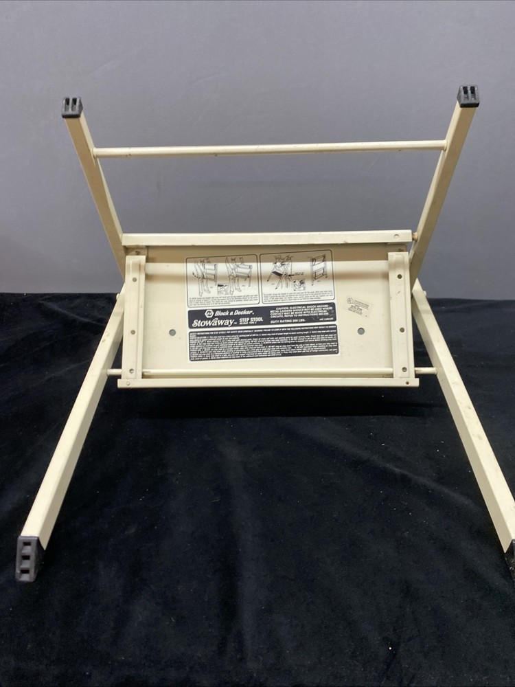 Black and Decker Stowaway Step Stool 9600 type 2 Fold Flat