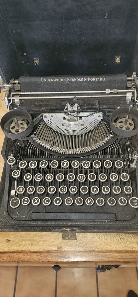 UNDERWOOD Portable Typewriter w/Case
