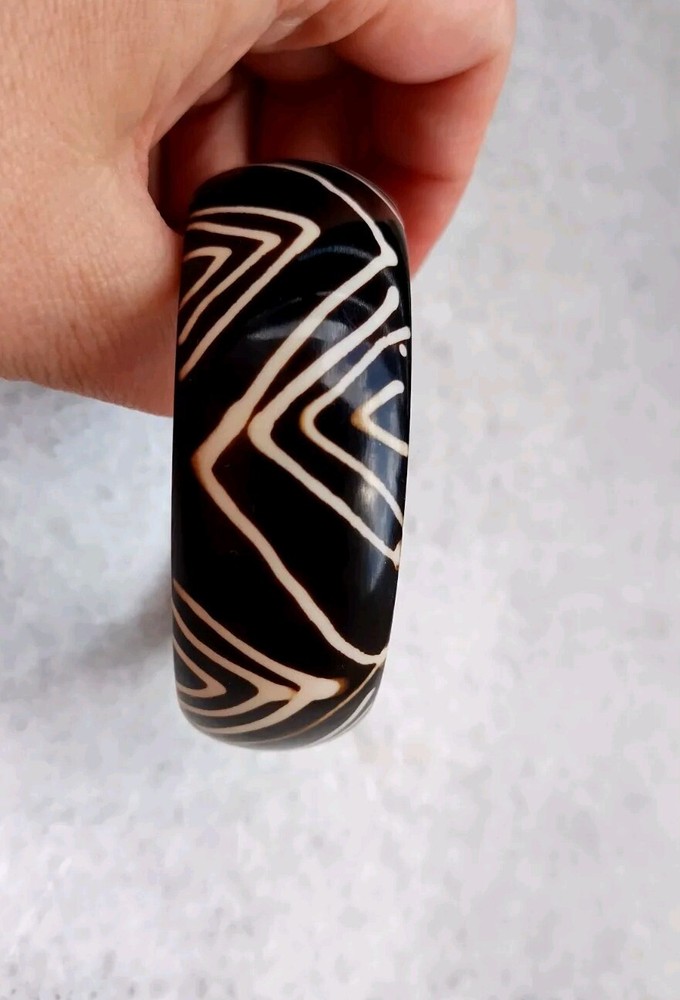 Вig beautiful vintage black plastic bracelet