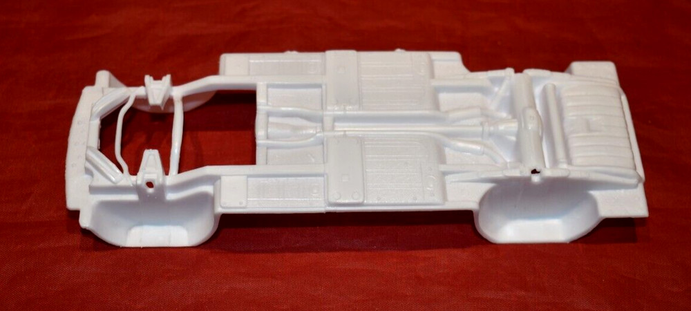 AMT 1966 Ford Mustang 2+2 Chassis 1/25