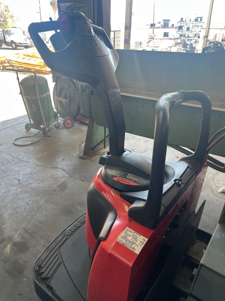 Electric Pallet Jack Raymond 8410