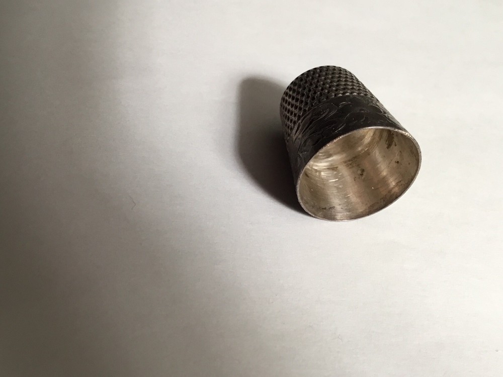 VINTAGE STERLING SILVER THIMBLE WEBSTER 12 FLOWER BORDER