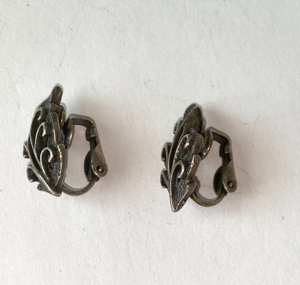 VTG PEWTER LEAF EARRINGS CLIP DANGLE 5/8"