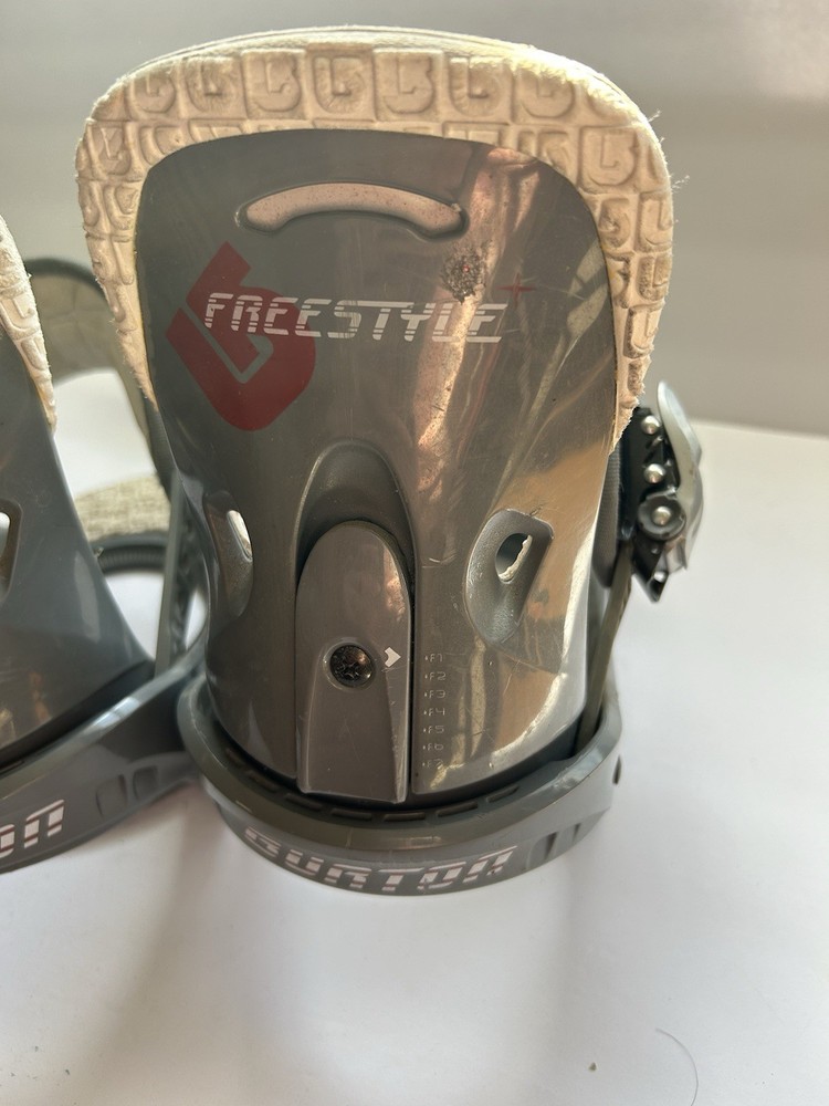 Burton Men's Medium Freestyle Snowboard Bindings Gray White READ