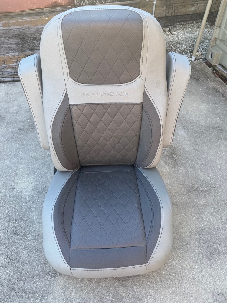 Bennington 22LX  Captain Chair without base