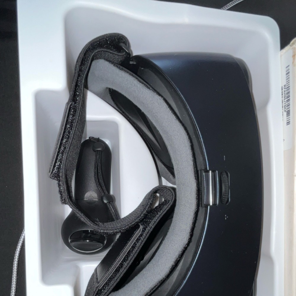 Samsung Gear VR Smartphone Virtual Reality Headset Black Plastic with Controller