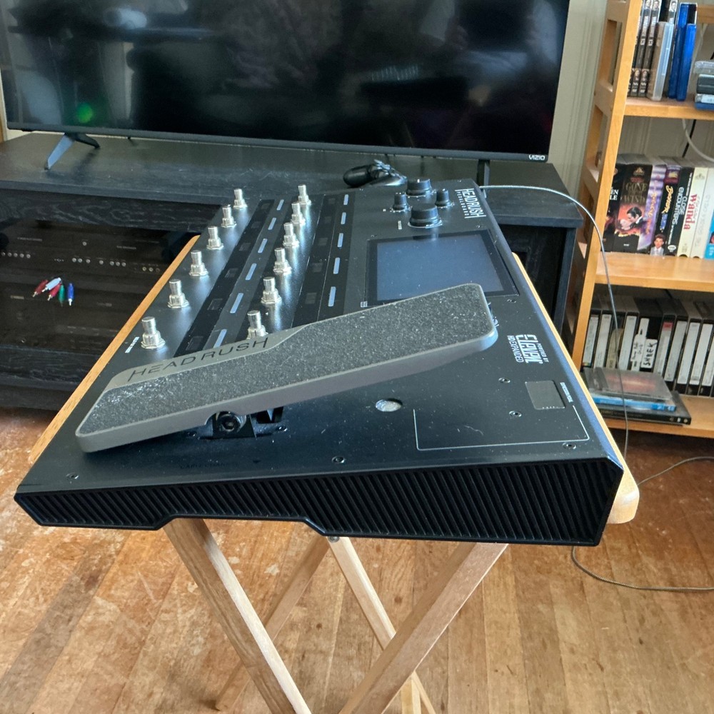 HeadRush Pedalboard Amp Modeler Multi Effects Touchscreen Looper Excellent