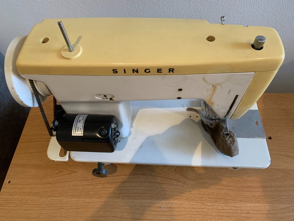 Singer Fantasia #282 home machine with table