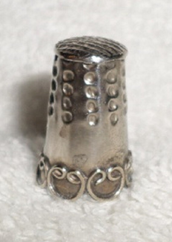 THIMBLE Mexico 2.6 grams Sterling Silver Small Size Curley Cues Unknown Maker